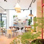 بيت شباب The Elephant & *