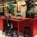 بيت شباب The Elephant & *