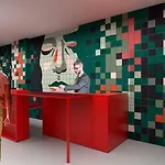 بيت شباب The Elephant & *