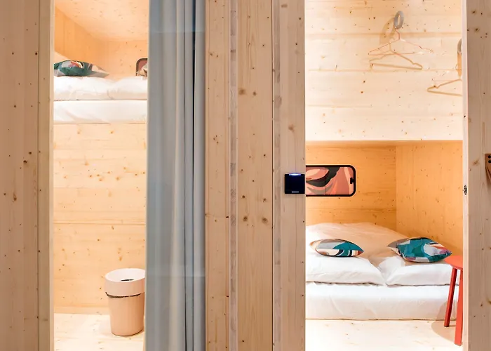 Hostel The Elephant & *