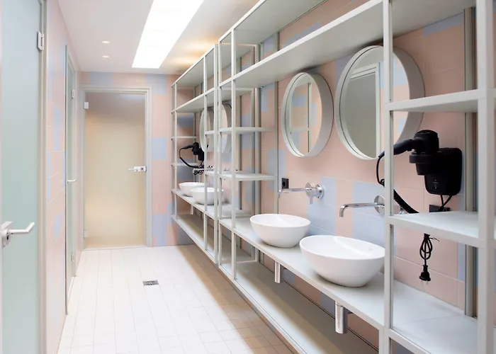 Hostel The Elephant & *