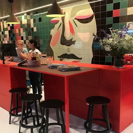 ホステル The Elephant & *