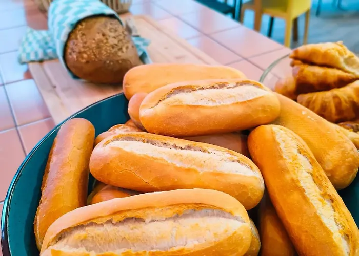 Hostal The Elephant & *