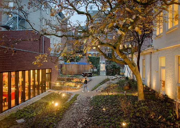 Hostal The Elephant &