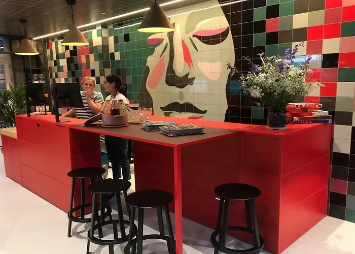 Hostal The Elephant & *