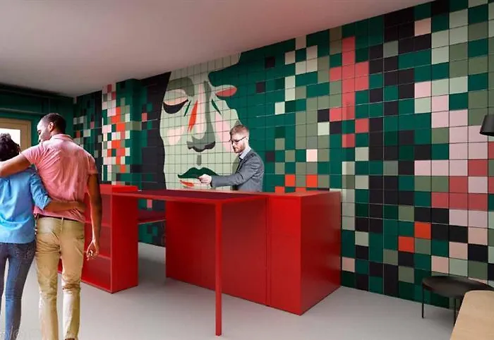 Hostel The Elephant & *